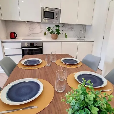 Spacious Terrace Flat Near Graca And Alfama *