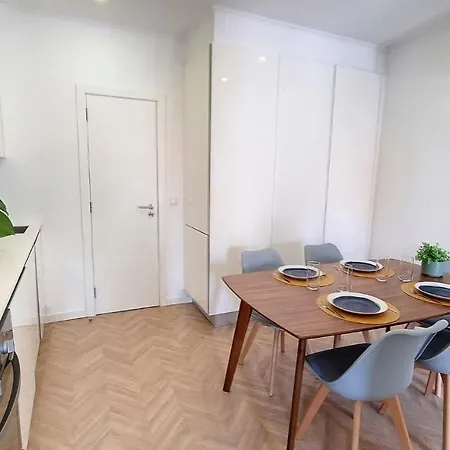 Spacious Terrace Flat Near Graca And Alfama *
