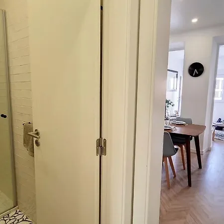 Spacious Terrace Flat Near Graca And Alfama アパート リスボン