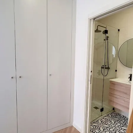 Spacious Terrace Flat Near Graca And Alfama